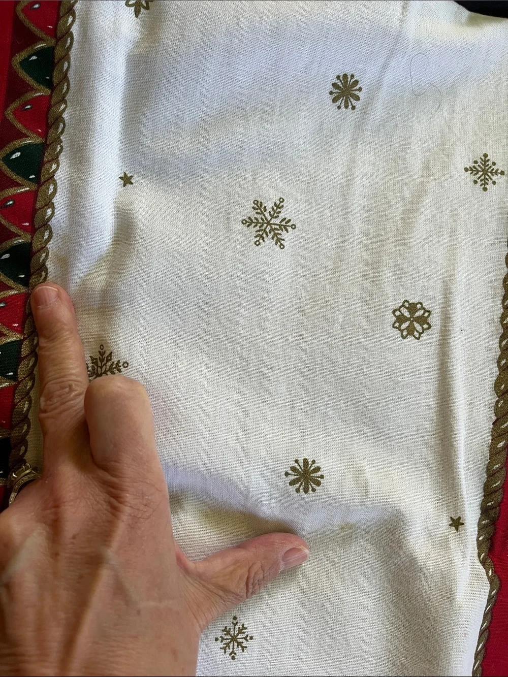 Vtg Christmas Tablecloth VICTORIAN TIDINGS Oval Carousel Horses Holly Fans+ READ